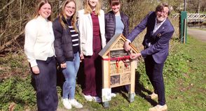 Artenschutz zum Anfassen: Studentinnen übergeben Insektenhotel an die Gemeinde Timmendorfer Strand