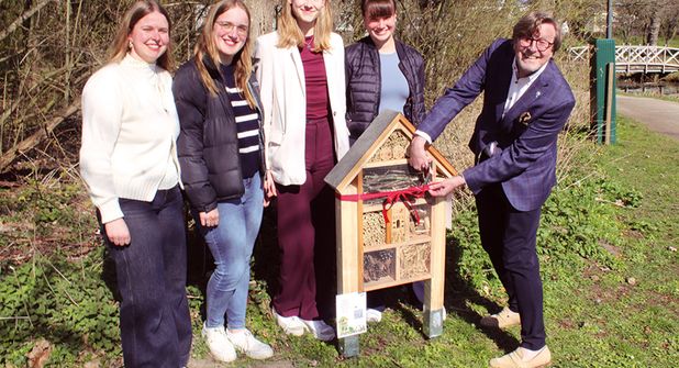 Artenschutz zum Anfassen: Studentinnen übergeben Insektenhotel an die Gemeinde Timmendorfer Strand