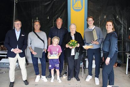 Die Geehrten: Thomas und Levian Schmidt (2.und 3. v.li., stellvertretend für Lia Schmidt), Frank Miersen (Mitte), Bärbel Rieger und Neal Harbrink mit Bürgervorsteherin Anja Evers (rechts) und Bürgermeister Sven Partheil-Böhnke (links).