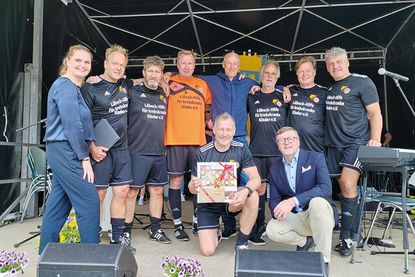 Die geehrte Altliga-Fußballmannschaft des NTSV Strand 08 mit Bürgervorsteherin Anja Evers und Bürgermeister Sven Partheil-Böhnke.