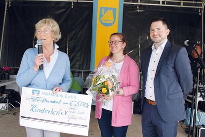Kinderherz-Vorsitzende Barbara Bergmann (links) freut sich über die 500-Euro-Spende der Volksbank Eutin und bedankt sich bei Claudia Wulf und Steffen Braun.