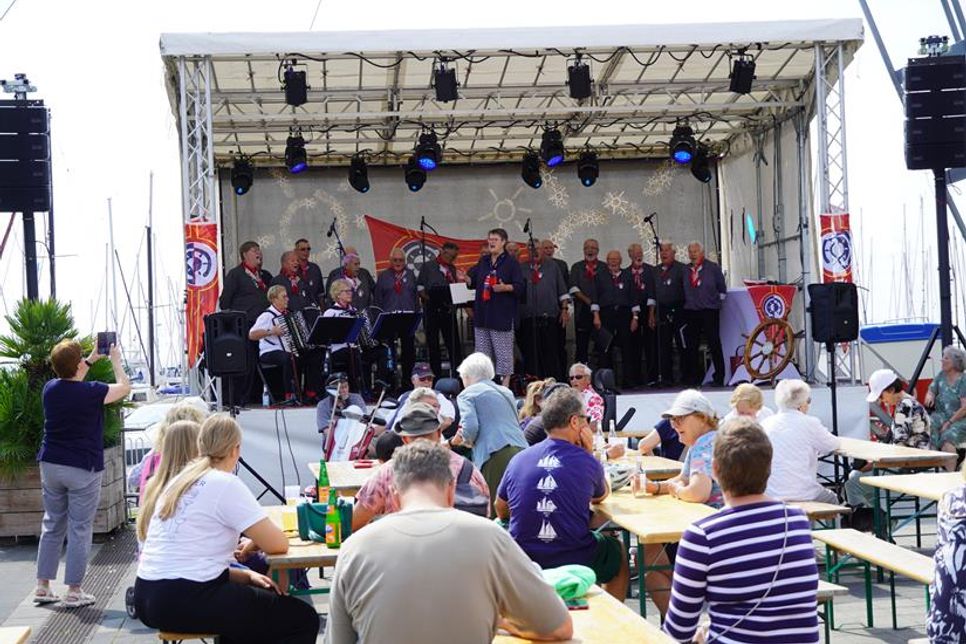 Maritime Klänge am Samstagmittag mit dem Grömitzer Shantychor.
