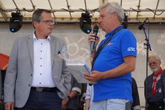 Bürgermeister Sebastian Rieke (lks.) gratulierte dem GSC zum 60. Geburtstag. 1. Vorsitzender Martin Brasch nahm die Glückwünsche auf der Bühne entgegen.