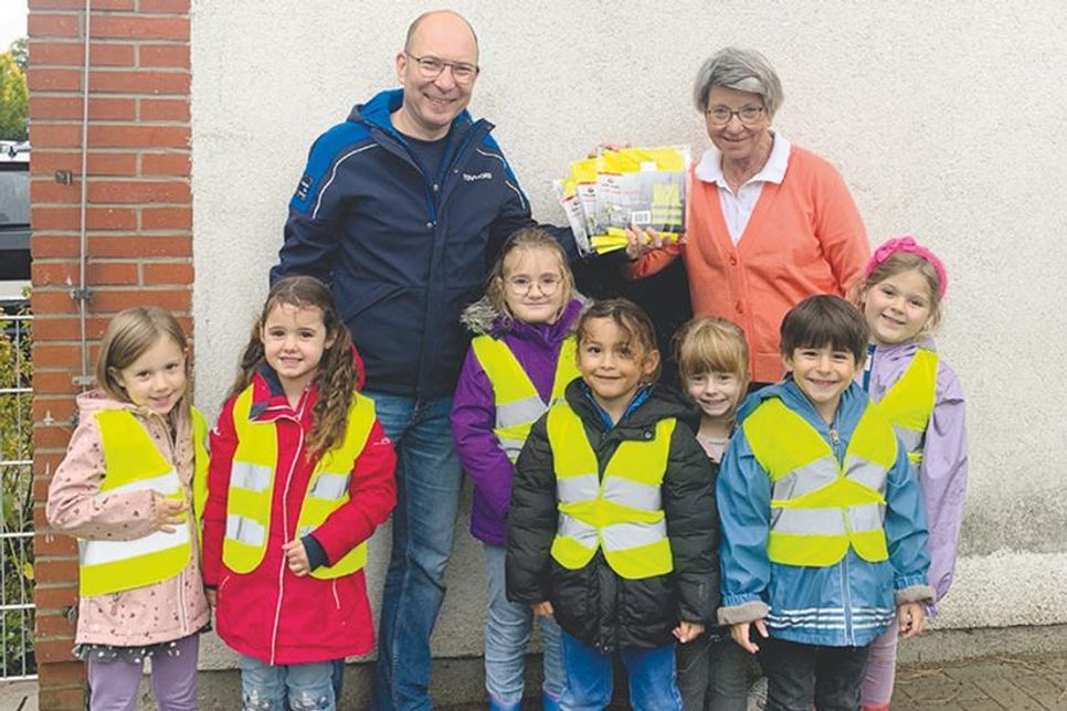 Michael Weist, Teamleiter bei TÜV NORD in der Region Hamburg, und Birgit Faßbender, stellvertretende Leiterin der Kindertagesstätte Quieselhaus, bei der Übergabe in Timmendorfer Strand.