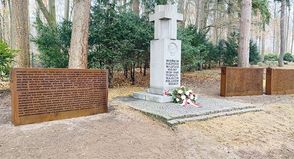 Auf Informationstafeln wird über die Geschichte der polnischen Opfer berichtet und 185 namentlich bekannte Opfer haben auf den Tafeln einen Platz gefunden. (Fotos: hfr)