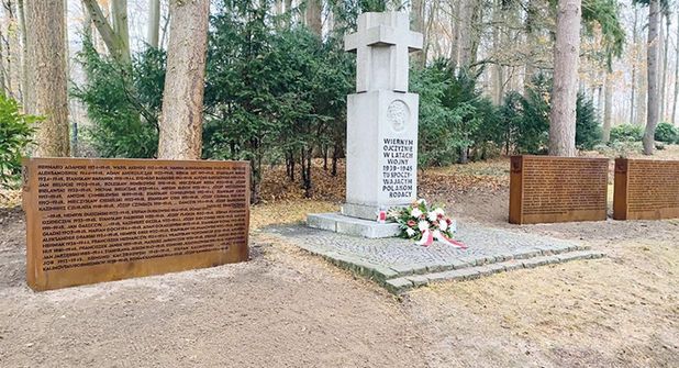 Auf Informationstafeln wird über die Geschichte der polnischen Opfer berichtet und 185 namentlich bekannte Opfer haben auf den Tafeln einen Platz gefunden. (Fotos: hfr)