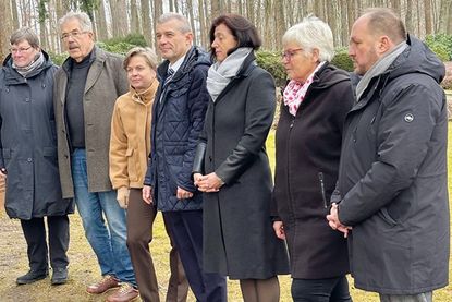 Am 12. Dezember wurden die neuen Tafeln auf dem Ehrenfriedhof offiziell eingeweiht.