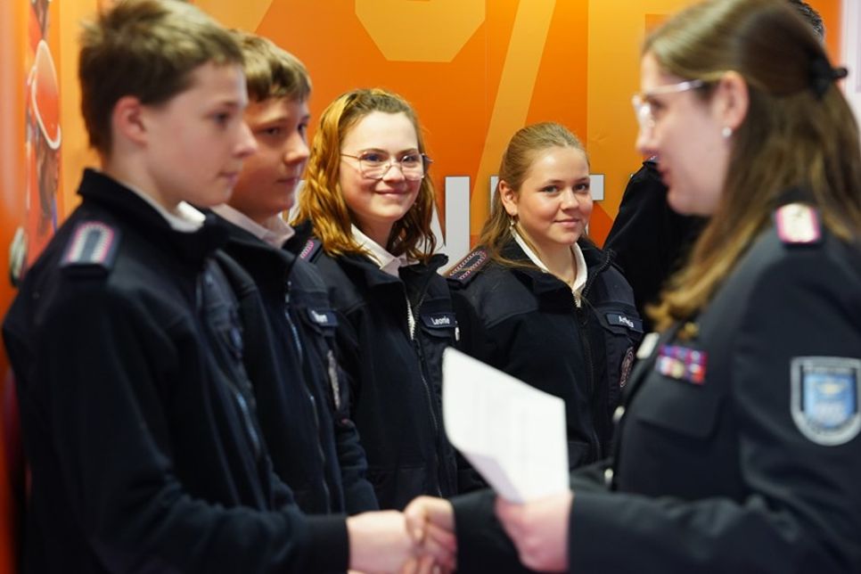 Die Neuzugänge Lasse Kai Martins, Tjorben Kusyschyn, Leonie Lehmann, Antonia Böhnke und Maddox Platz wurden von Vanessa Gisa in der Jugendfeuerwehr begrüßt.