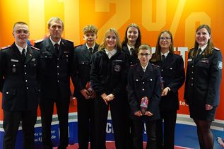 Die Spitze der Jugendfeuerwehr: Stellvertretender Jugendfeuerwehrwart Emilio Zanin, Wehrführer Marcel Moldenhauer, Schriftführer Jannis Babel, Kassenwartin Charlotte Rosa Ahnfeld, Jugendgruppenleiterin Lena Breede, Jugendgrupenführer Ben Fund, Jugendgrupenführerin Emilie Piersig und Jugendfeuerwehrwartin Vanessa Gisa (v. lks.).