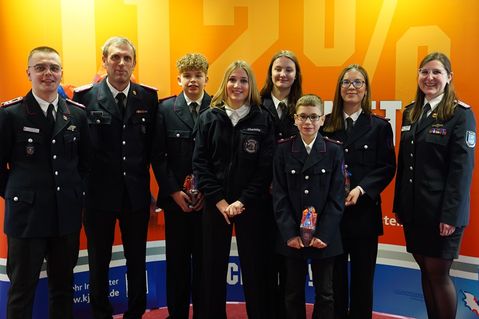 Die Spitze der Jugendfeuerwehr: Stellvertretender Jugendfeuerwehrwart Emilio Zanin, Wehrführer Marcel Moldenhauer, Schriftführer Jannis Babel, Kassenwartin Charlotte Rosa Ahnfeld, Jugendgruppenleiterin Lena Breede, Jugendgrupenführer Ben Fund, Jugendgrupenführerin Emilie Piersig und Jugendfeuerwehrwartin Vanessa Gisa (v. lks.).