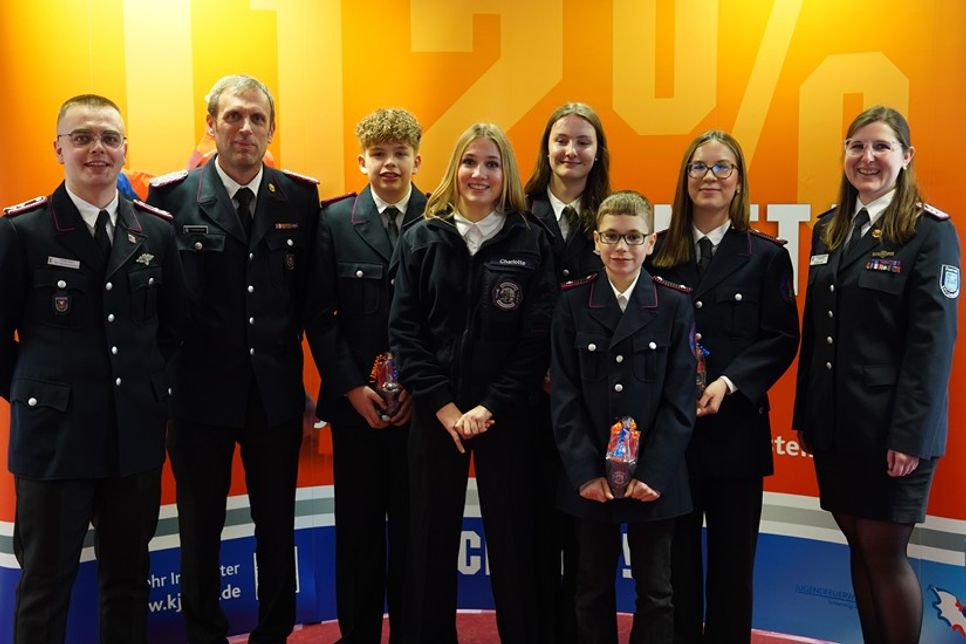 Die Spitze der Jugendfeuerwehr: Stellvertretender Jugendfeuerwehrwart Emilio Zanin, Wehrführer Marcel Moldenhauer, Schriftführer Jannis Babel, Kassenwartin Charlotte Rosa Ahnfeld, Jugendgruppenleiterin Lena Breede, Jugendgrupenführer Ben Fund, Jugendgrupenführerin Emilie Piersig und Jugendfeuerwehrwartin Vanessa Gisa (v. lks.).