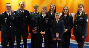 Die Spitze der Jugendfeuerwehr: Stellvertretender Jugendfeuerwehrwart Emilio Zanin, Wehrführer Marcel Moldenhauer, Schriftführer Jannis Babel, Kassenwartin Charlotte Rosa Ahnfeld, Jugendgruppenleiterin Lena Breede, Jugendgrupenführer Ben Fund, Jugendgrupenführerin Emilie Piersig und Jugendfeuerwehrwartin Vanessa Gisa (v. lks.).