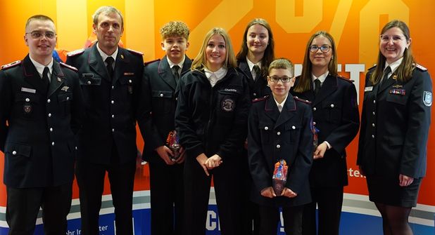 Die Spitze der Jugendfeuerwehr: Stellvertretender Jugendfeuerwehrwart Emilio Zanin, Wehrführer Marcel Moldenhauer, Schriftführer Jannis Babel, Kassenwartin Charlotte Rosa Ahnfeld, Jugendgruppenleiterin Lena Breede, Jugendgrupenführer Ben Fund, Jugendgrupenführerin Emilie Piersig und Jugendfeuerwehrwartin Vanessa Gisa (v. lks.).