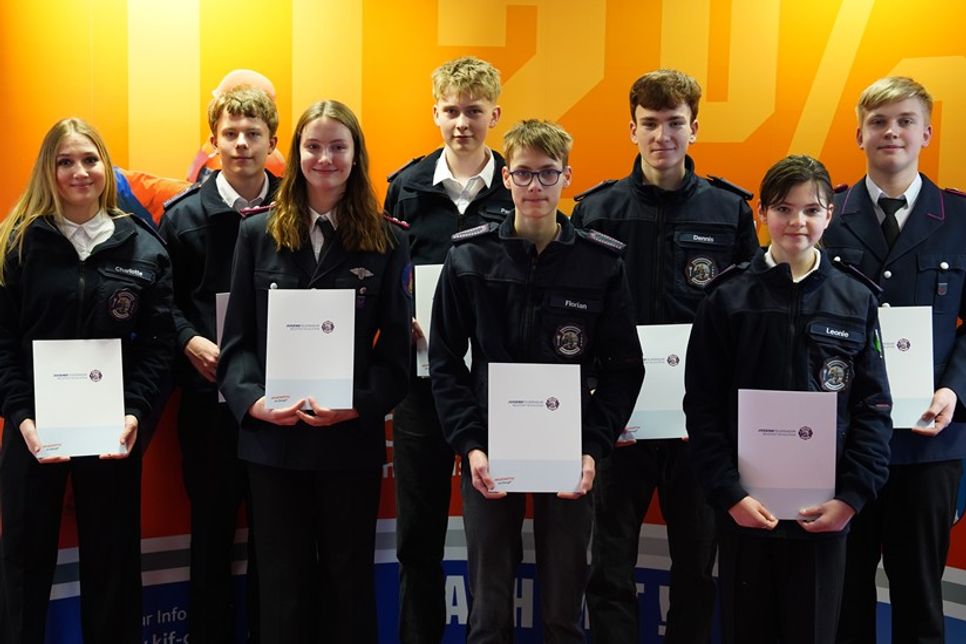 Die Geehrten: Charlotte Rosa Ahnfeld, Jan Ole Ehrichs, Lena Breede, Pepe Ferl, Florian Ruhnau, Dennis Begau, Leonie Sonja Almreiter und Robin Becker (v. lks.).