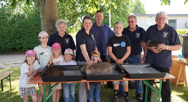 Beim Sommerfest des Kaninchenzuchtvereins U 107 Neustadt drehte sich am Wochenende in Rettin alles um die Liebe zu Kaninchen.