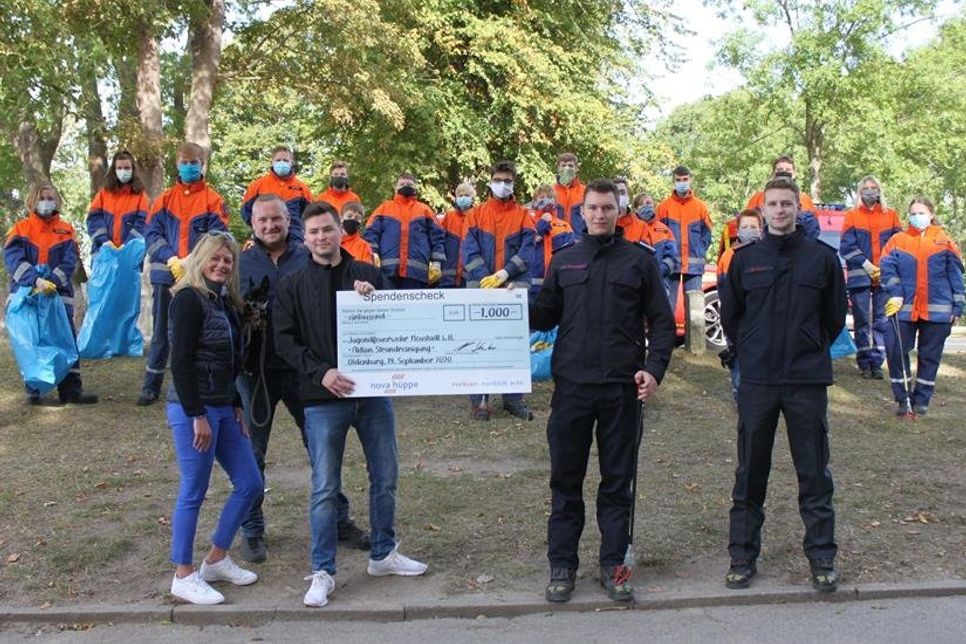 Scheckübergabe an Jugendfeuerwehrwart Finn-Lasse Dranowski (2. v. re.) und seinen Stellvertreter Marcel Fuchs (re.).