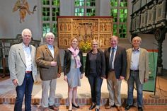 Grube. Auf Einladung des Bundestagsabgeordneten Ingo Gädechens besuchte kürzlich die neue Bildungs- und Kulturministerin Karin Prien (3. v. lks.) die St. Jürgen Kirche in Grube, deren Sanierung in wenigen Tagen beginnt (der reporter berichtete). Gemeinsam mit Architekt Torsten Ewers und dem Vorsitzenden des Kirchengemeinderats Fritz Bormann verschaffte sich die Ministerin vor Ort ein Bild von den Schäden. Die Sanierungsmaßnahmen werden mit 440.000 Euro aus Bundesmitteln gefördert. (red)
