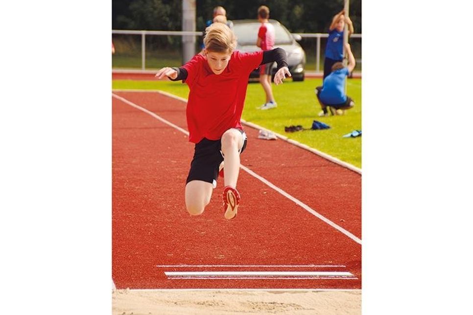 So wie hier Luca Leonhardt beim Weitsprung, erzielten einige Leichtathleten des TSV Ratekau gute Ergebnisse bei den Kreismeisterschaften.