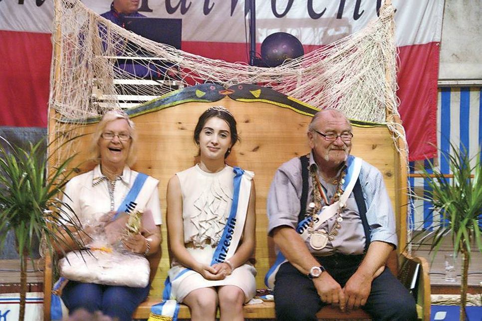 Fiete Kriedemann und seine Frau Sigrid aus Travemünde wurden zum neuen Aalkönigspaar gekrönt. In der Mitte Aalprinzessin Denisa Kola aus Haffkrug. (Foto: Steffen Grose)