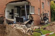 Durch die eingestürzte Hausecke ist der Wohnblock in Travemünde akut einsturzgefährdet.