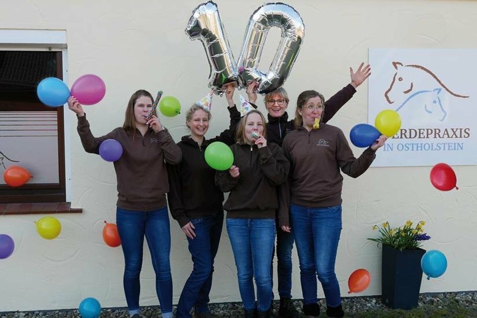 Das Team der Pferdepraxis in Ostholstein (v. lks.): Marie Ann Wellendorf, Dr. Janine Czekalla, Anja Schwarz, Dr. Kirsten Block und Anna Lena Bremer.