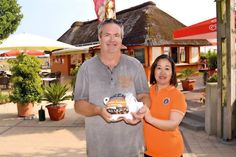 Tinko Kruse und seine vietnamesische Ehefrau To Nga hoffen auch in diesem Jahr auf viele Unterstützer, um den Kindern in Vietnam helfen zu können. Der große Benefiztag findet am kommenden Samstag an der „Ostseeoase“ statt.