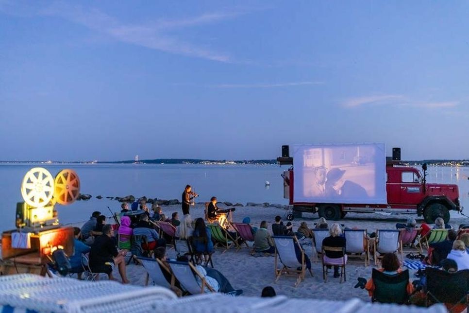 Das Wanderkino gastiert am Sierksdorfer Strand. (Foto: www.luebecker-bucht-ostsee.de)