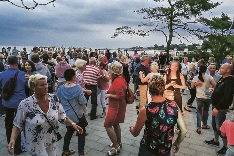 Beliebte „Tanz-Party“ in Niendorf/Ostsee: &amp;quot;Tanzen am Meer&amp;quot; mit DJ René - kostenfrei und Open Air - auf dem Platz am Haus des Kurgastes.