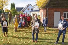 Kitakinder und Stadt dankten den Spendern, für ihre finanzielle Unterstützung: Marko Thoms (re.) vom Round-Table 79 Kiel, Ralf Reikat (mi.) von der Förde Sparkasse und Priörin Erika von Bülow vom  Adeligen Kloster Preetz (li.).
