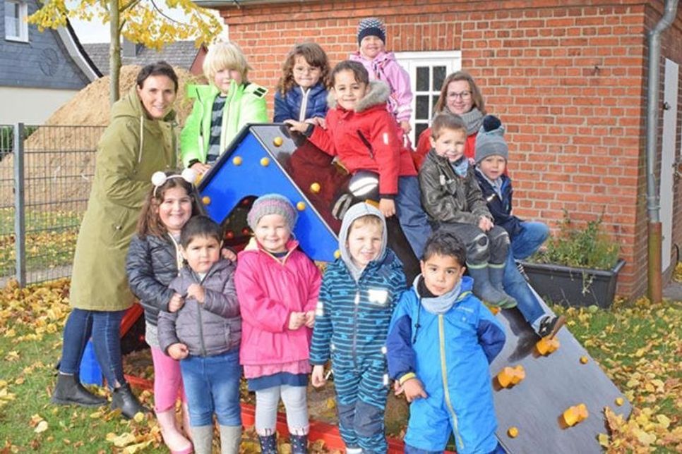 Die Lütten der Kindergruppe am Wasserturm in Preetz lieben ihr neues Spielhaus und freuen sich, mit ihren Erzieherinnen, Alena Spät (li.) und Jaqueline Heiland, über die tolle Klettermöglichkeit auf dem Gelände