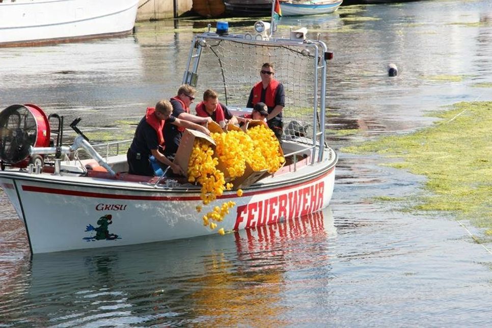 Wie im letzten Jahr wird die Feuerwehr Neustadt die Enten ins Wasser lassen.