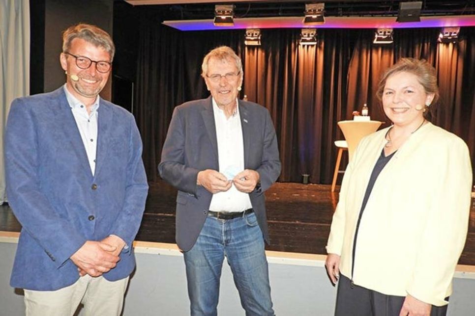 in besonderer Wahlkampf liegt hinter Tanja Rönck (parteilos) und Heiko Godow (CDU, li.): Corona schränkte die Möglichkeiten der persönlichen Begegnung ein und der Krieg in der Ukraine liegt als dunkler Schatten über allem. Beim direkten Aufeinandertreffen im Kursaal präsentierten die Amtsinhaberin und ihr Herausforderer ihr Programm - und sich. Moderator war der Journalist Carsten Kock.