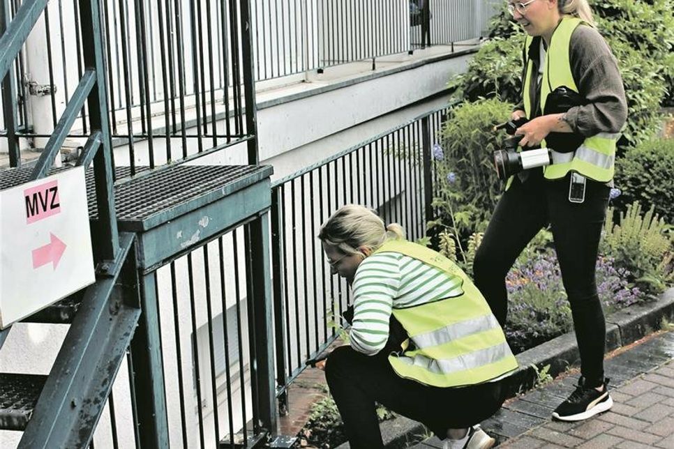 Mitarbeiterinnen der Klinik wirkten beruhigend auf eingeschlossene Personen ein.