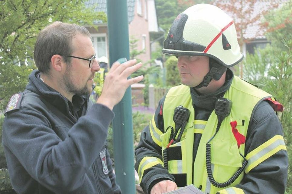 Kai Kreutzfeldt (l.) und Nils Lenkewitz besprachen die Lage.