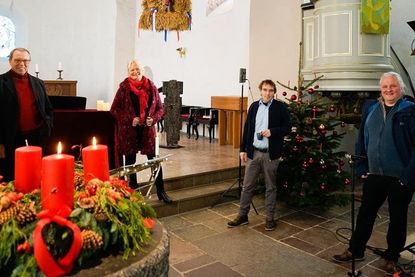Stephan Scheja (Piano), Lene Kra¨mer (Gesang), Andreas Beer (Kamera) und Karl-Martin Wagner (Produktion) (v. lks.) bei den Filmaufnahmen in der Feldsteinkirche Ratekau.