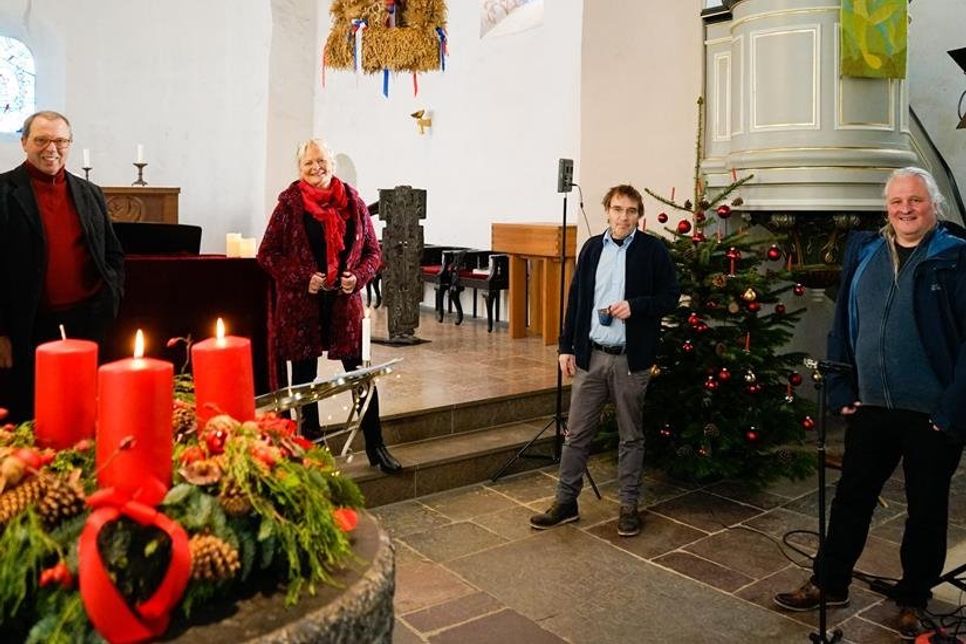 Stephan Scheja (Piano), Lene Kra¨mer (Gesang), Andreas Beer (Kamera) und Karl-Martin Wagner (Produktion) (v. lks.) bei den Filmaufnahmen in der Feldsteinkirche Ratekau.