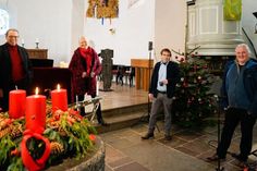 Stephan Scheja (Piano), Lene Kra¨mer (Gesang), Andreas Beer (Kamera) und Karl-Martin Wagner (Produktion) (v. lks.) bei den Filmaufnahmen in der Feldsteinkirche Ratekau.