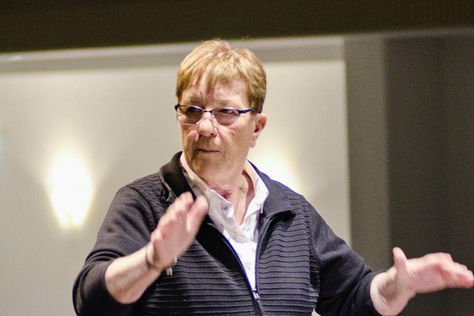 Orchesterleiterin und Dirigentin Ulla Borchert in ihrem Element.