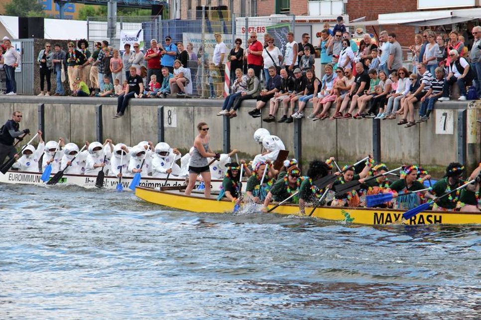 Angefeuert von den vielen Besuchern absolvierten die Teams die 200 Meter lange Regattastrecke.