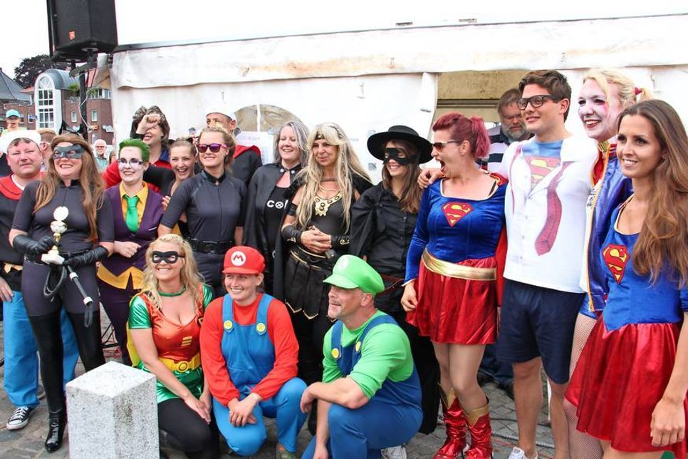 Die „schönste Trommlerin“ kam nicht vom Mond, sondern von famila Neustadt.