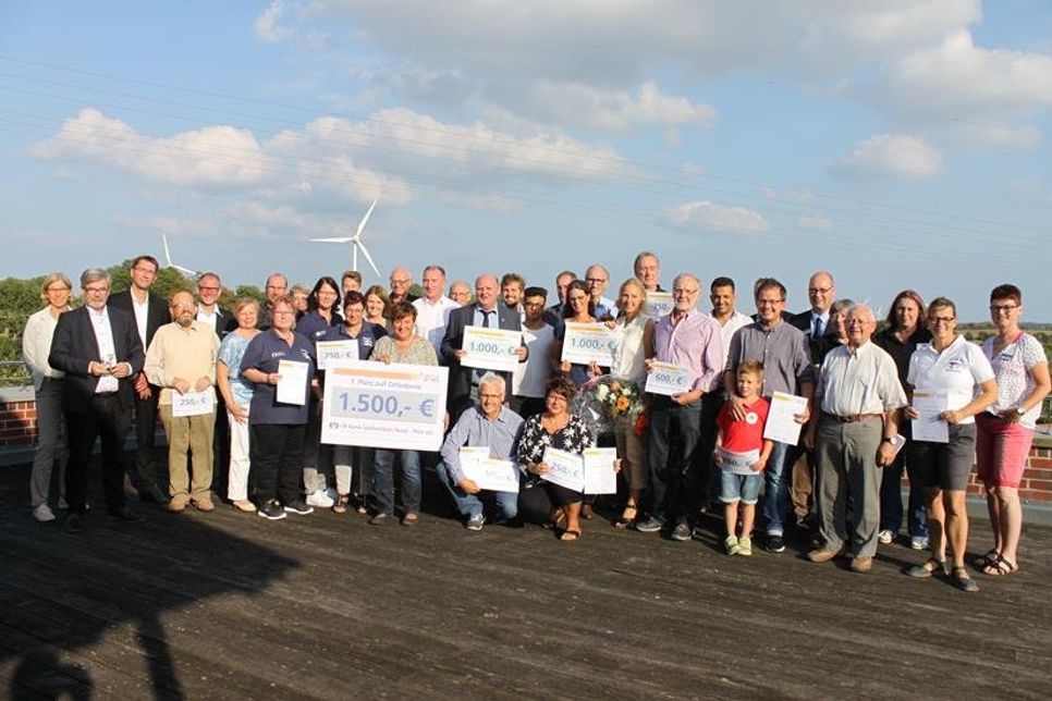 Keine Verlierer: Alle 16 Vereine präsentierten sich stolz beim Gruppenfoto.