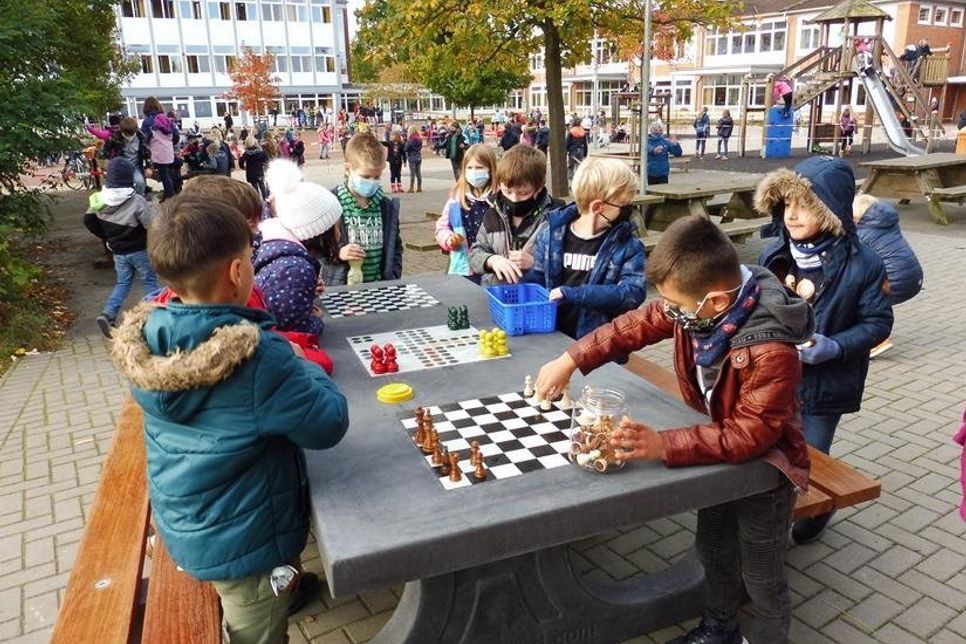 Der Spieltisch mit drei verschiedenen Spielmöglichkeiten findet großen Anklang bei den Kindern.