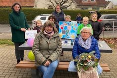 Die Grund- und Gemeinschaftsschule Lensahn freut sich über einen neuen Spieltisch, der dank einer großzügigen Spende der Stiftung Joachim und Heinke Nitz (re.) und dem Förderverein angeschafft werden konnte.