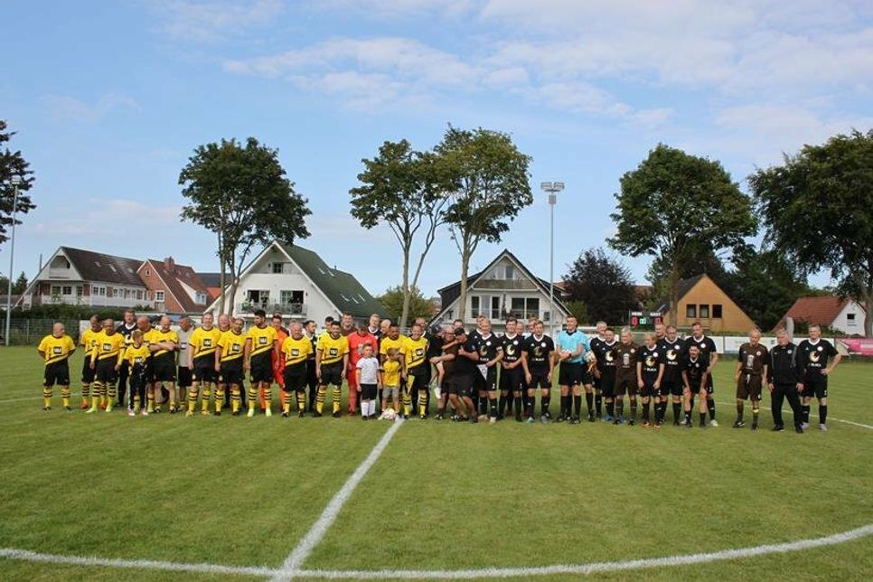 Gemeinsames Gruppenfoto der Mannschaften vor Anpfiff der Spiele.