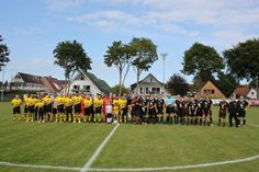 Gemeinsames Gruppenfoto der Mannschaften vor Anpfiff der Spiele.