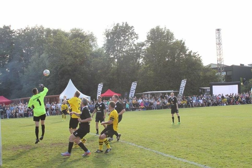 Im Blickpunkt. Der Torwart der Gastro-Kicker hatte alle Hände voll zu tun.