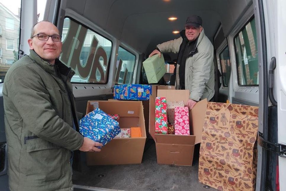 Packten kräftig mit an: Maik de Paola (lks.) und Christian Oesler vom reporter beim Verladen der Geschenke.