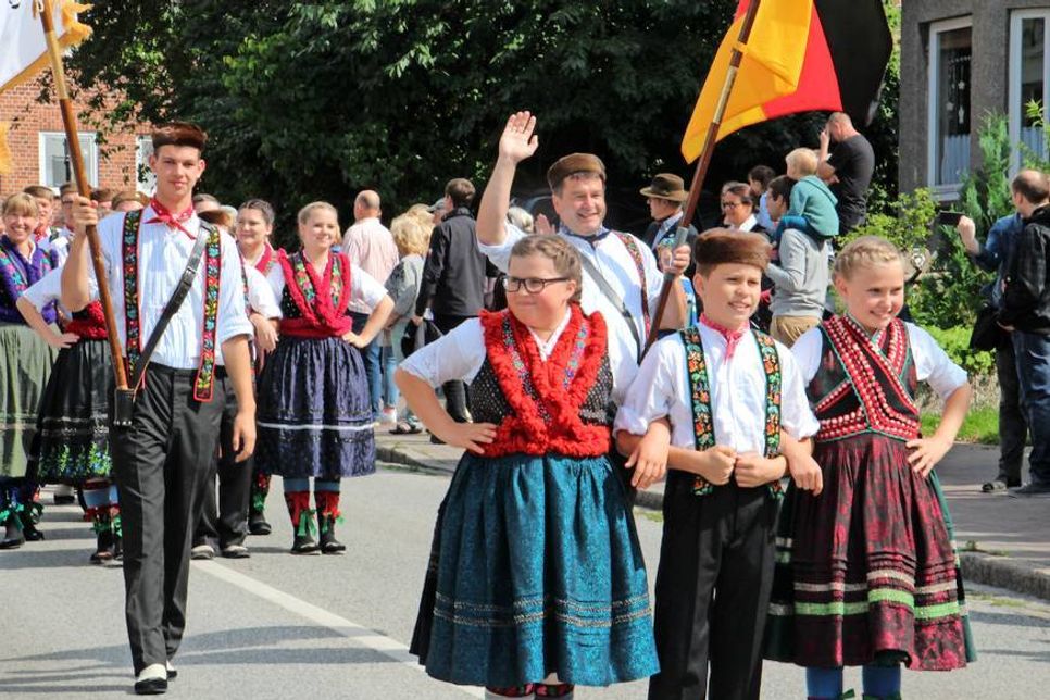 Farbenfroher Auftakt des Folklorefestivals