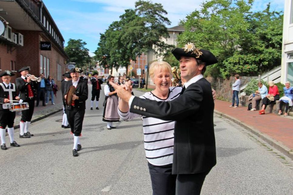 Farbenfroher Auftakt des Folklorefestivals