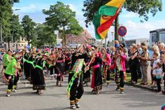 Farbenfroher Auftakt des Folklorefestivals